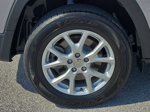 Used 2017 Jeep Cherokee Latitude w/ Comfort/Convenience Group AWD/4WD image 8