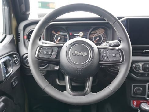 Used 2025 Jeep Wrangler Unlimited Rubicon AWD/4WD image 16