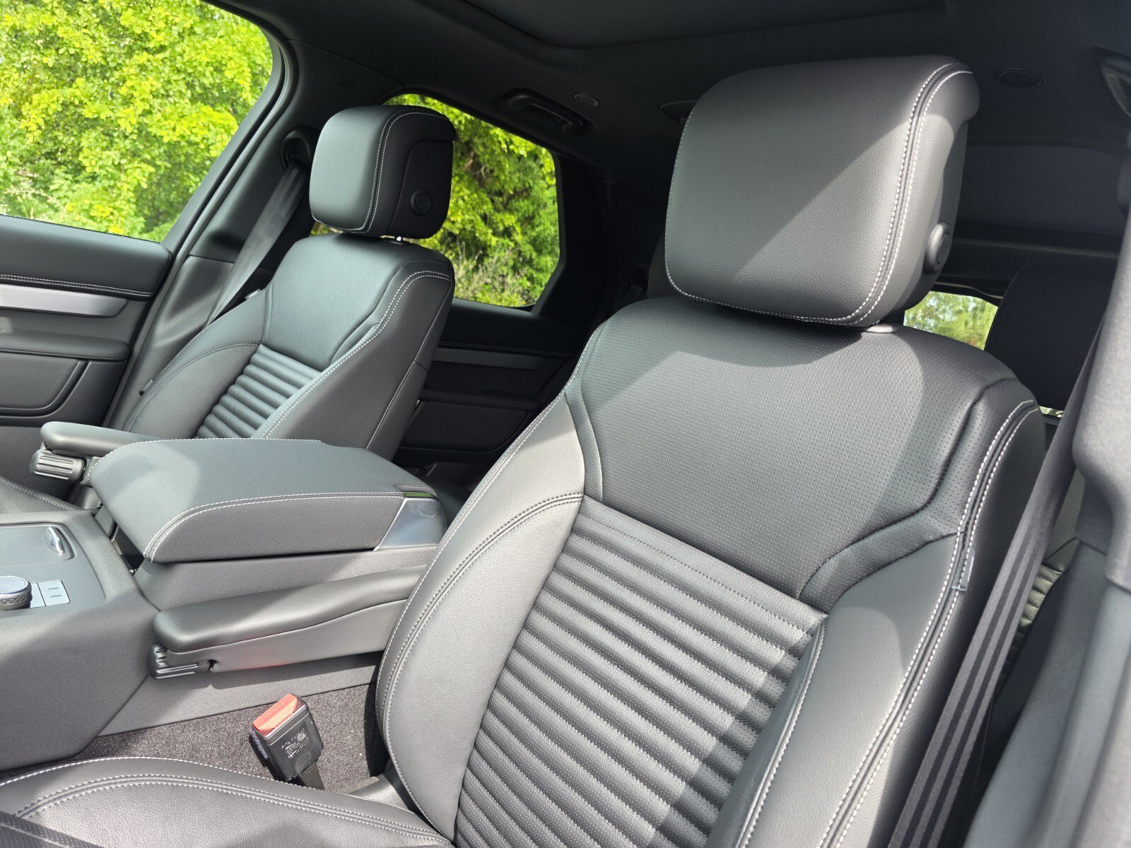 New 2026 Land Rover Discovery Limited Edition AWD/4WD image 11