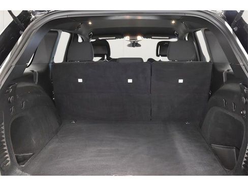 Used 2018 Jeep Grand Cherokee Laredo image 18