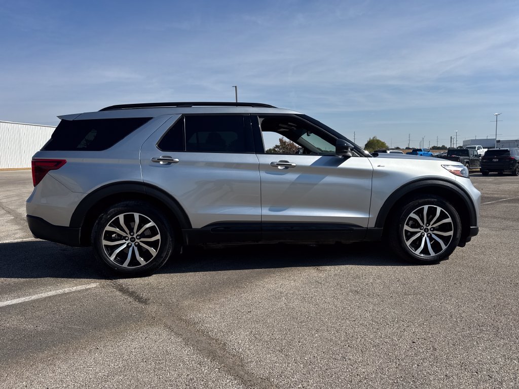 Used 2024 Ford Explorer ST-Line w/ Class IV Trailer Tow Package RWD image 8