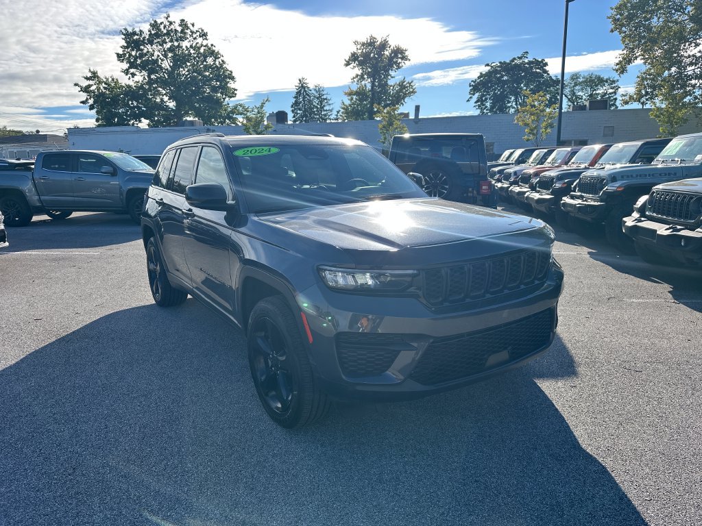 Used 2024 Jeep Grand Cherokee Altitude AWD/4WD image 4