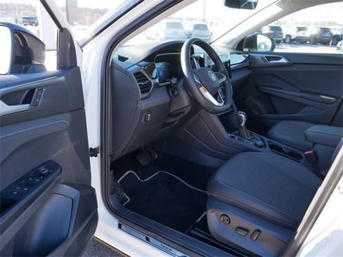 Certified 2025 Volkswagen Taos SE image 12
