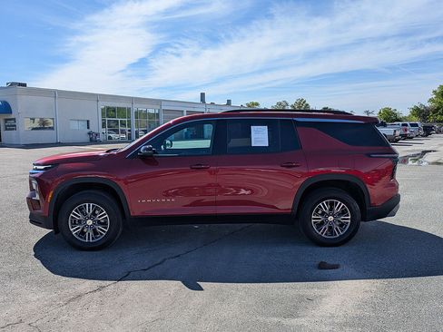 Used 2025 Chevrolet Traverse LT FWD image 4