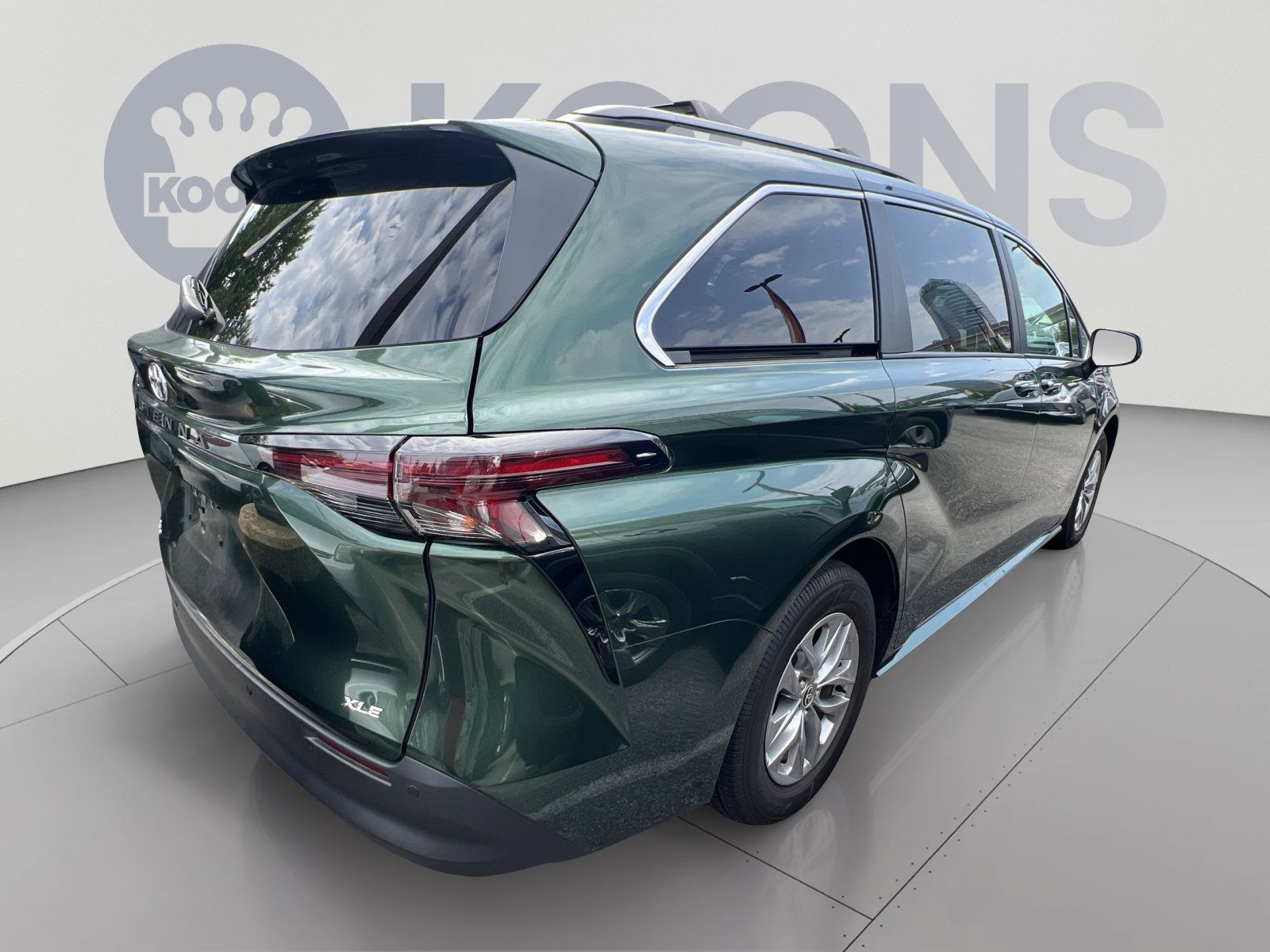 Used 2025 Toyota Sienna XLE AWD/4WD image 4