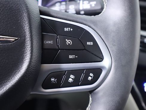 Used 2024 Chrysler Pacifica Touring-L FWD image 13