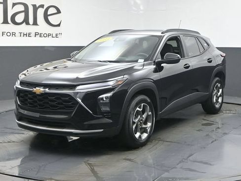 Used 2025 Chevrolet Trax LT FWD image 34