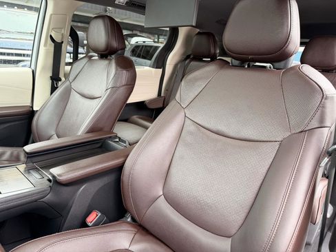 Used 2022 Toyota Sienna Platinum image 18