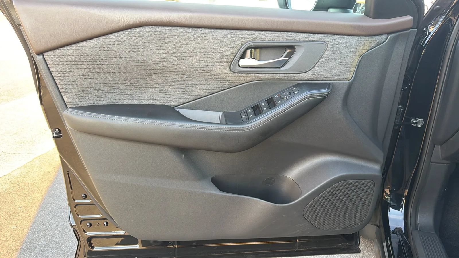 Used 2023 Nissan Rogue SV FWD image 12