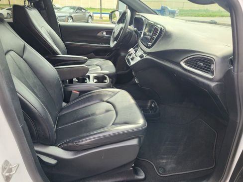 Used 2025 Chrysler Pacifica Select FWD image 11