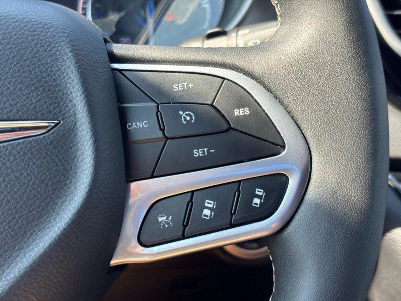 Used 2025 Chrysler Pacifica Select FWD image 21
