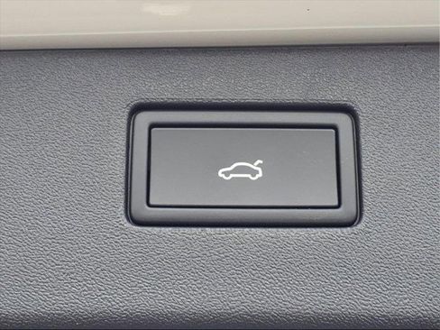 New 2026 Volkswagen Tiguan SE R-Line image 11