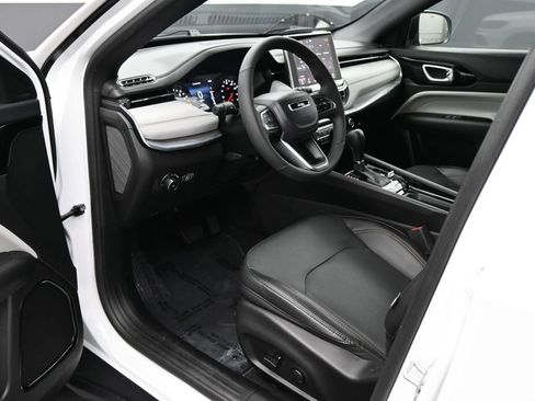 Used 2023 Jeep Compass Limited AWD/4WD image 2