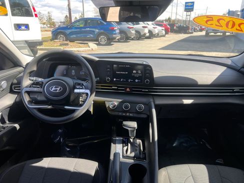 Used 2025 Hyundai Elantra SE image 33