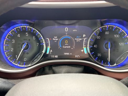 Used 2020 Chrysler Pacifica Touring-L FWD image 12