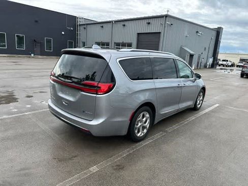 Used 2021 Chrysler Pacifica Limited FWD image 18