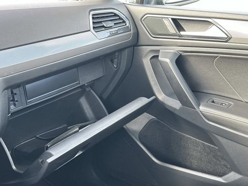 Used 2023 Volkswagen Tiguan SE w/ Panoramic Sunroof Package image 29