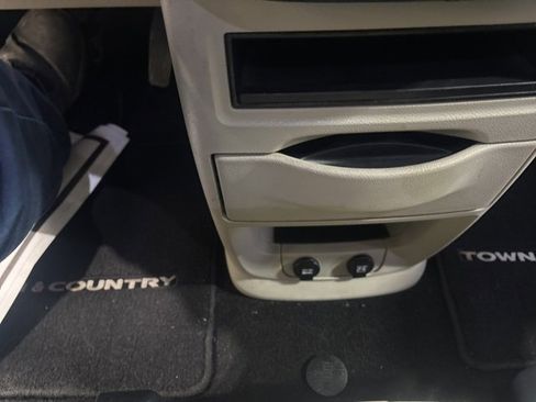 Used 2016 Chrysler Town & Country Touring image 24