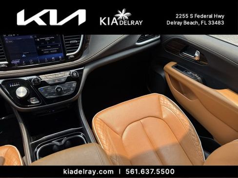 Used 2023 Chrysler Pacifica Pinnacle FWD image 15
