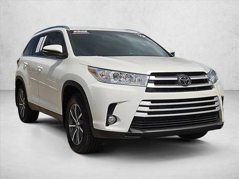Used 2019 Toyota Highlander XLE AWD/4WD image 3