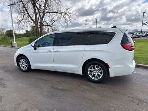 Used 2023 Chrysler Pacifica Touring-L FWD image 4