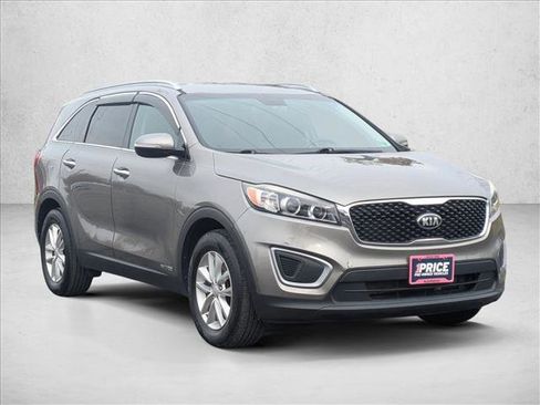 Used 2016 Kia Sorento LX w/ LX Convenience Package image 3