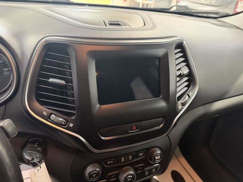 Used 2020 Jeep Cherokee Latitude w/ Cold Weather Group AWD/4WD image 13