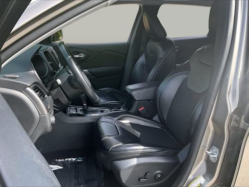 Used 2019 Jeep Cherokee Latitude Plus w/ Comfort/Convenience Group FWD image 8