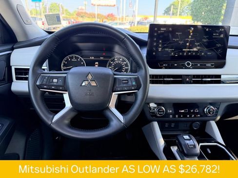Used 2025 Mitsubishi Outlander SE FWD image 12