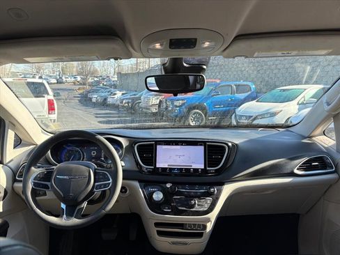 Used 2023 Chrysler Pacifica Touring-L image 7