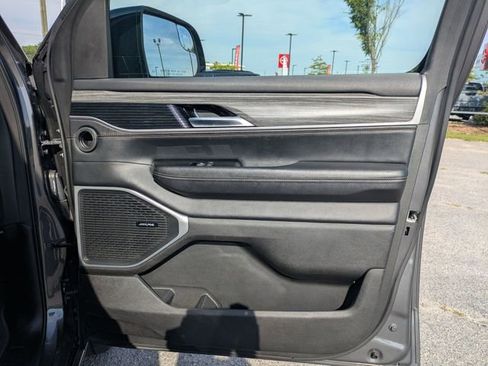 Used 2024 Jeep Wagoneer L Series II w/ Flexible Seating Group AWD/4WD image 33