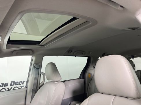 Used 2013 Toyota Sienna XLE image 5