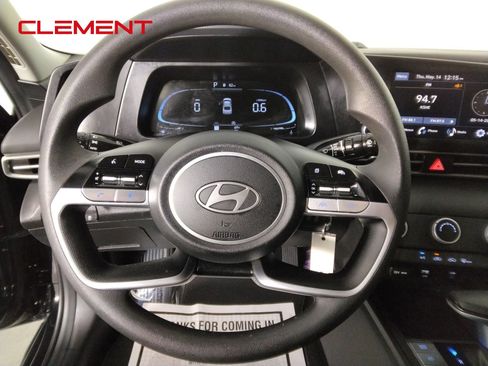 Used 2025 Hyundai Elantra SE FWD image 12