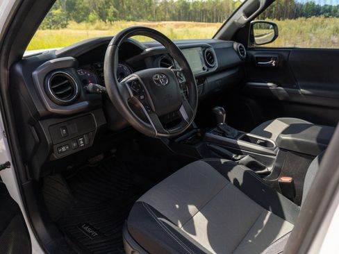 Used 2021 Toyota Tacoma TRD Off-Road w/ Technology Package AWD/4WD image 10
