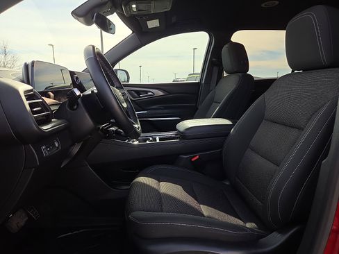 Used 2024 Chevrolet Traverse LT image 17