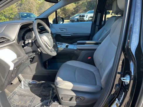 Used 2025 Toyota Sienna XLE image 29