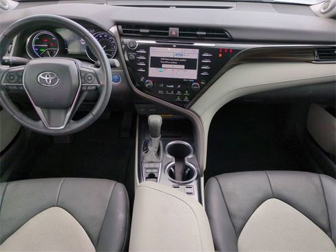 Used 2020 Toyota Camry XLE image 16