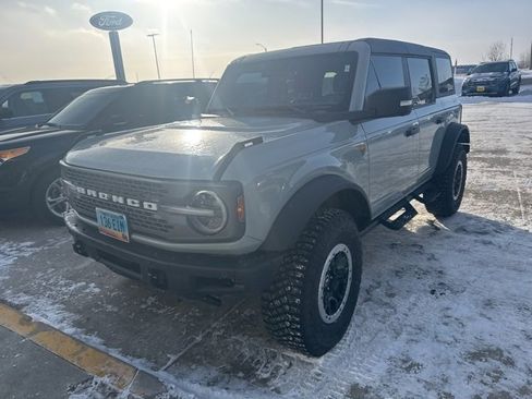 Used 2024 Ford Bronco Badlands image 3
