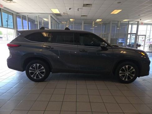 Used 2021 Toyota Highlander XLE FWD image 9
