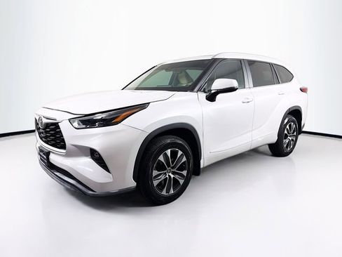 Used 2023 Toyota Highlander XLE AWD/4WD image 3
