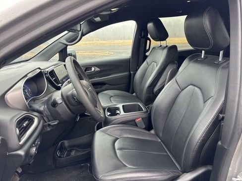 Used 2025 Chrysler Pacifica Select image 7