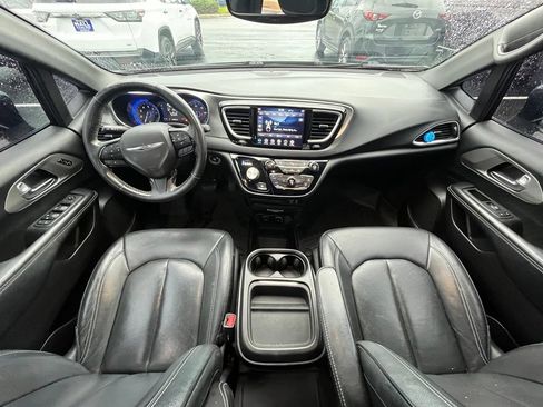 Used 2020 Chrysler Pacifica Touring-L AWD/4WD image 13