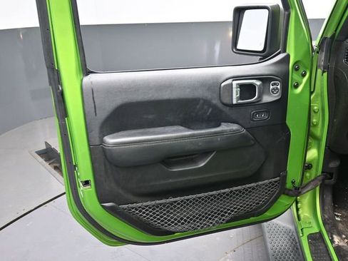 Used 2018 Jeep Wrangler Unlimited Sahara AWD/4WD image 11