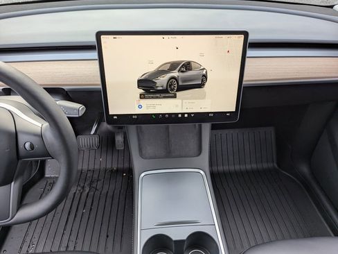 Used 2022 Tesla Model Y Long Range image 16