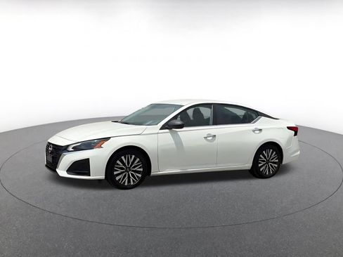 Used 2025 Nissan Altima 2.5 SV FWD image 9