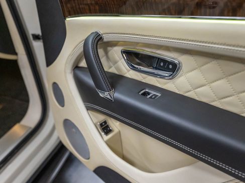 Used 2017 Bentley Bentayga AWD/4WD image 50