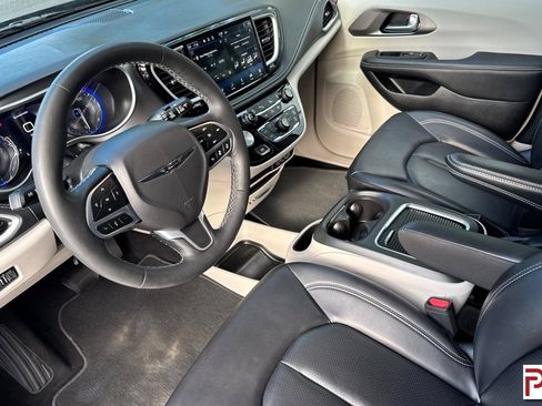 Used 2023 Chrysler Pacifica Touring-L AWD/4WD image 10