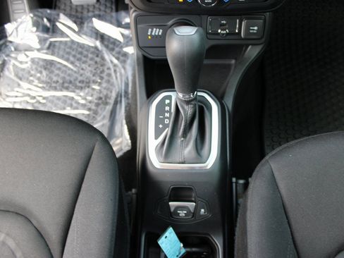 Used 2018 Jeep Renegade Latitude w/ Cold Weather Group AWD/4WD image 21