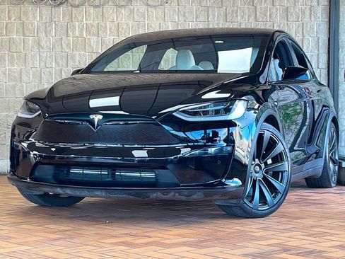 Used 2022 Tesla Model X Plaid image 3