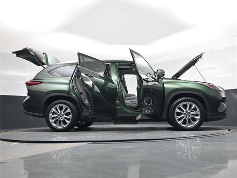 Used 2023 Toyota Highlander Limited image 29